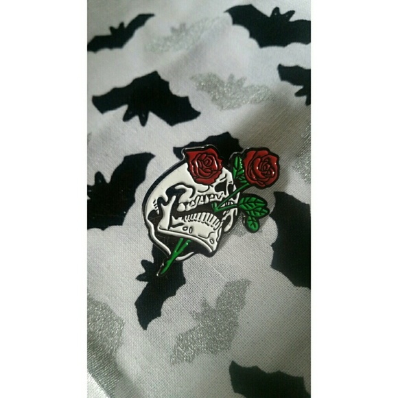 SALE *1 LEFT* NWOT Skull & Roses Pin - Picture 2 of 3